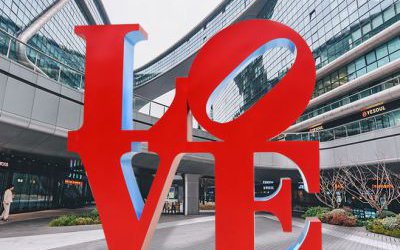 廣場彩繪玻璃鋼抽象LOVE景觀雕塑