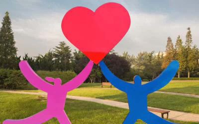 公園廣場(chǎng)抽象彩繪玻璃鋼愛(ài)心雕塑