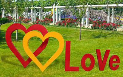 公園景區(qū)創(chuàng)意玻璃鋼love表達(dá)愛(ài)意的愛(ài)心雕塑