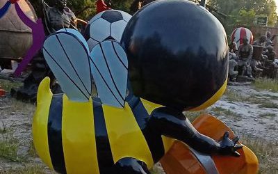 學校景區(qū)倒蜂蜜玻璃鋼彩繪卡通童趣仿真動物蜜蜂雕塑