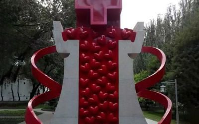 教堂玻璃鋼創(chuàng)意抽象很多愛心雕塑