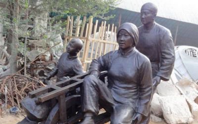 步行街戶外擺放推獨(dú)輪車推人玻璃鋼仿銅雕塑