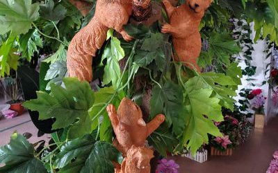 叢林樹上的三只玻璃鋼仿真動(dòng)物松鼠雕塑