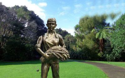 農(nóng)場擺放玻璃鋼仿銅收麥人物雕塑