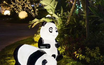 小區(qū)草坪夜間發(fā)光玻璃鋼熊貓雕塑