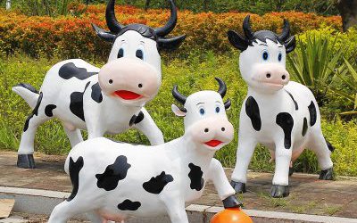 游樂場三只玩球的玻璃鋼仿真動物奶牛雕塑
