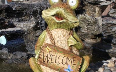 公園個性搞怪的玻璃鋼青蛙雕塑