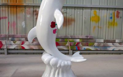 公園擺放一只玻璃鋼抽象海豚雕塑