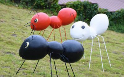 園林小區(qū)草坪鐵藝玻璃鋼螞蟻雕塑