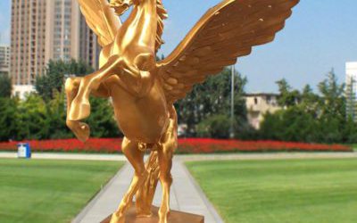 小區(qū)廣場(chǎng)擺放的金色起飛的玻璃鋼噴漆飛馬雕塑