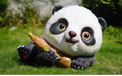 城市公園廣場(chǎng)擺放卡通趴著玩筍的玻璃鋼熊貓雕塑