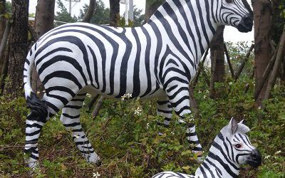 公園里擺放的母子玻璃鋼彩繪斑馬雕塑