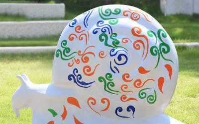 景區(qū)草坪擺放的白色彩繪玻璃鋼蝸牛雕塑