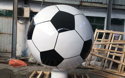 體育場(chǎng)擺放玻璃鋼仿真足球雕塑
