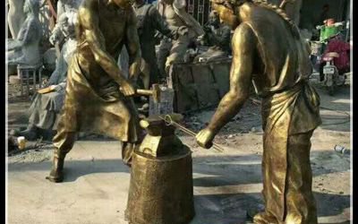 商業(yè)街古代打鐵人物玻璃鋼仿銅雕塑
