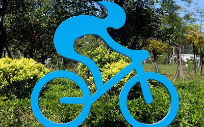 戶外抽象景觀運動騎自行車的人物雕塑