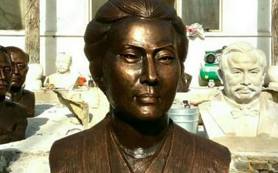 學(xué)院公園擺放古代女詞人李清照胸像玻璃鋼仿銅雕塑