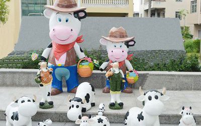 商場室內(nèi)擺件多只卡通玻璃鋼奶牛雕塑