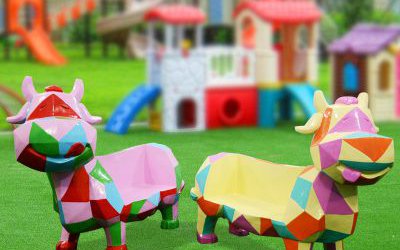 商場(chǎng)電影院走廊擺放的卡通彩繪奶牛玻璃鋼座椅雕塑