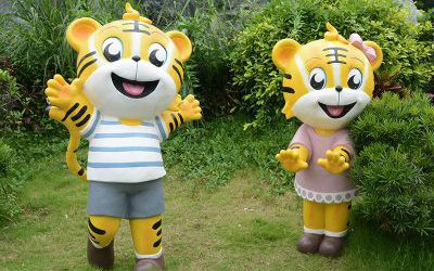 公園里擺放的玻璃鋼卡通彩繪老虎雕塑