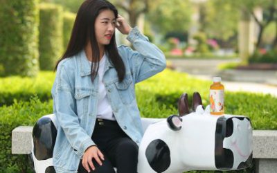公園一只大號(hào)可以坐的卡通玻璃鋼奶牛雕塑
