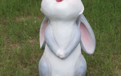 兒童樂園微笑的卡通玻璃鋼兔子雕塑
