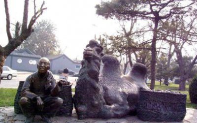 街道邊擺放的休息的玻璃鋼漆金駱駝雕塑