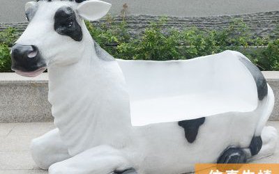 游樂(lè)場(chǎng)一只大號(hào)玻璃鋼卡通奶牛座椅雕塑