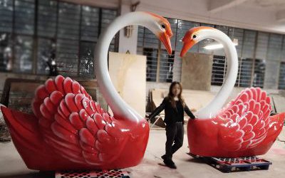 商場(chǎng)創(chuàng)意玻璃鋼彩繪愛心天鵝雕塑