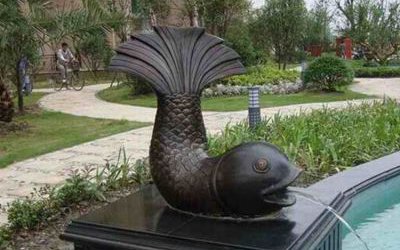 公園里擺放的玻璃鋼仿銅鯉魚(yú)噴水雕塑