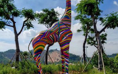 海邊大型景觀玻璃鋼彩繪長頸鹿雕塑