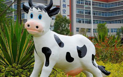 廣場(chǎng)一只奔跑的玻璃鋼牛雕塑