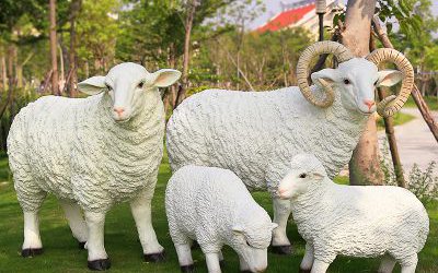 動(dòng)物園玻璃鋼仿真動(dòng)物綿羊雕塑