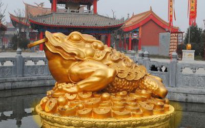 景區(qū)大型玻璃鋼噴漆金蟾雕塑