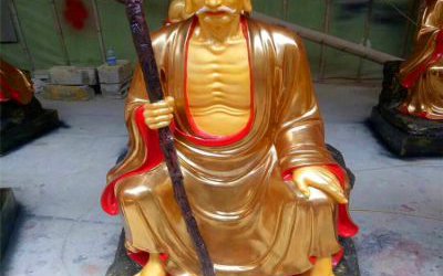 手拿拐棍的玻璃鋼漆金寺廟十八羅漢雕塑