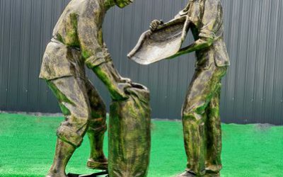 商場街邊玻璃鋼仿銅農(nóng)耕收糧食勞動人物雕塑