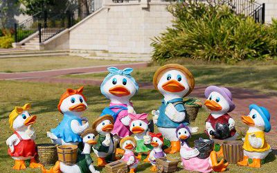 戶外草坪玻璃鋼彩繪卡通鴨子雕塑