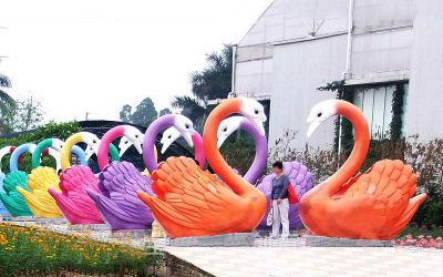 景區(qū)玻璃鋼彩繪愛心天鵝雕塑