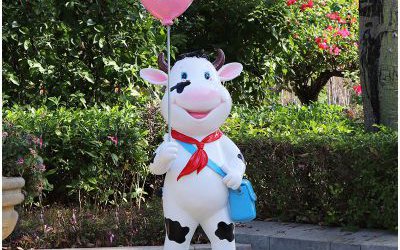 游樂(lè)場(chǎng)一只拿著氣球的玻璃鋼卡通牛雕塑