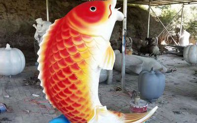 海洋公園擺放的玻璃鋼卡通鯉魚(yú)雕塑