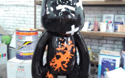 商場(chǎng)潮流創(chuàng)意彩繪玻璃鋼卡通熊雕塑