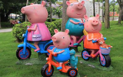 公園玻璃鋼仿真彩繪小豬佩奇一家