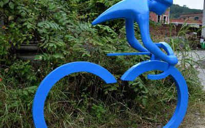 戶外景區(qū)玻璃鋼抽象創(chuàng)意運(yùn)動騎自行車雕塑