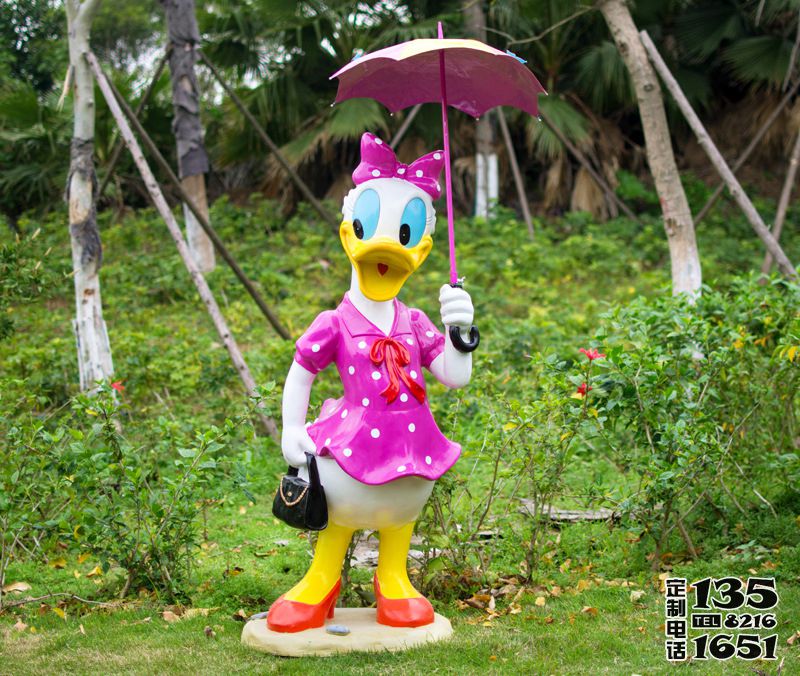 景區(qū)玻璃鋼彩繪打傘的唐老鴨黛絲雕塑