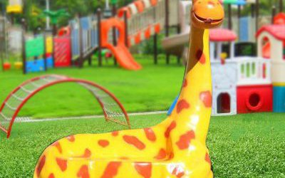 小區(qū)游樂場擺放玻璃鋼長頸鹿卡通座椅雕塑