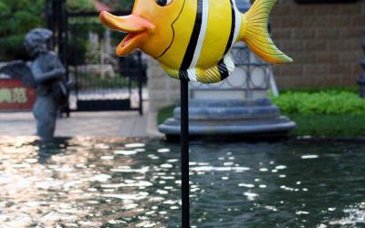 噴泉中一只玻璃鋼卡通彩繪長(zhǎng)嘴魚(yú)雕塑