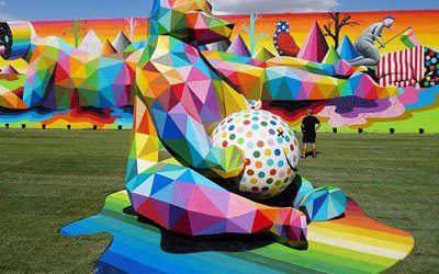 游樂場(chǎng)玻璃鋼彩繪幾何抱球熊雕塑