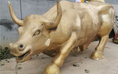 公園里擺放的一只玻璃鋼漆金創(chuàng)意華爾街牛雕塑