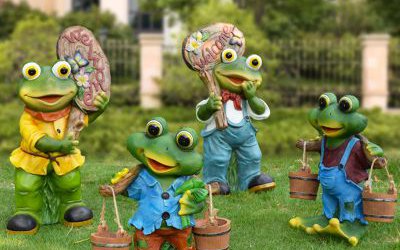 景區(qū)四只勞動(dòng)的玻璃鋼青蛙雕塑