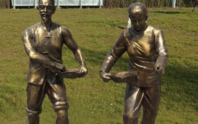 農(nóng)場村莊古人玻璃鋼仿銅春耕人物雕塑